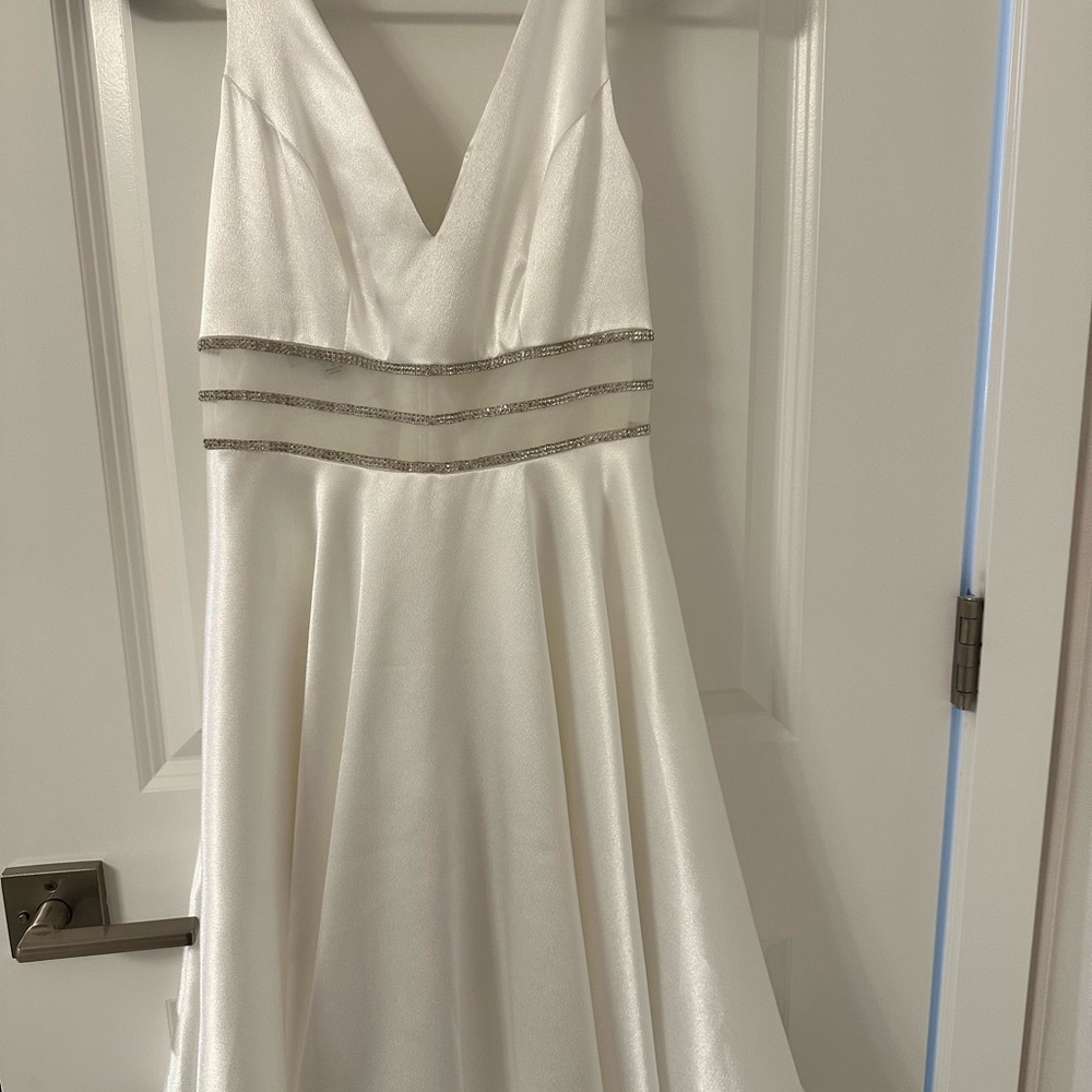 Elegant White Sleeveless Dress